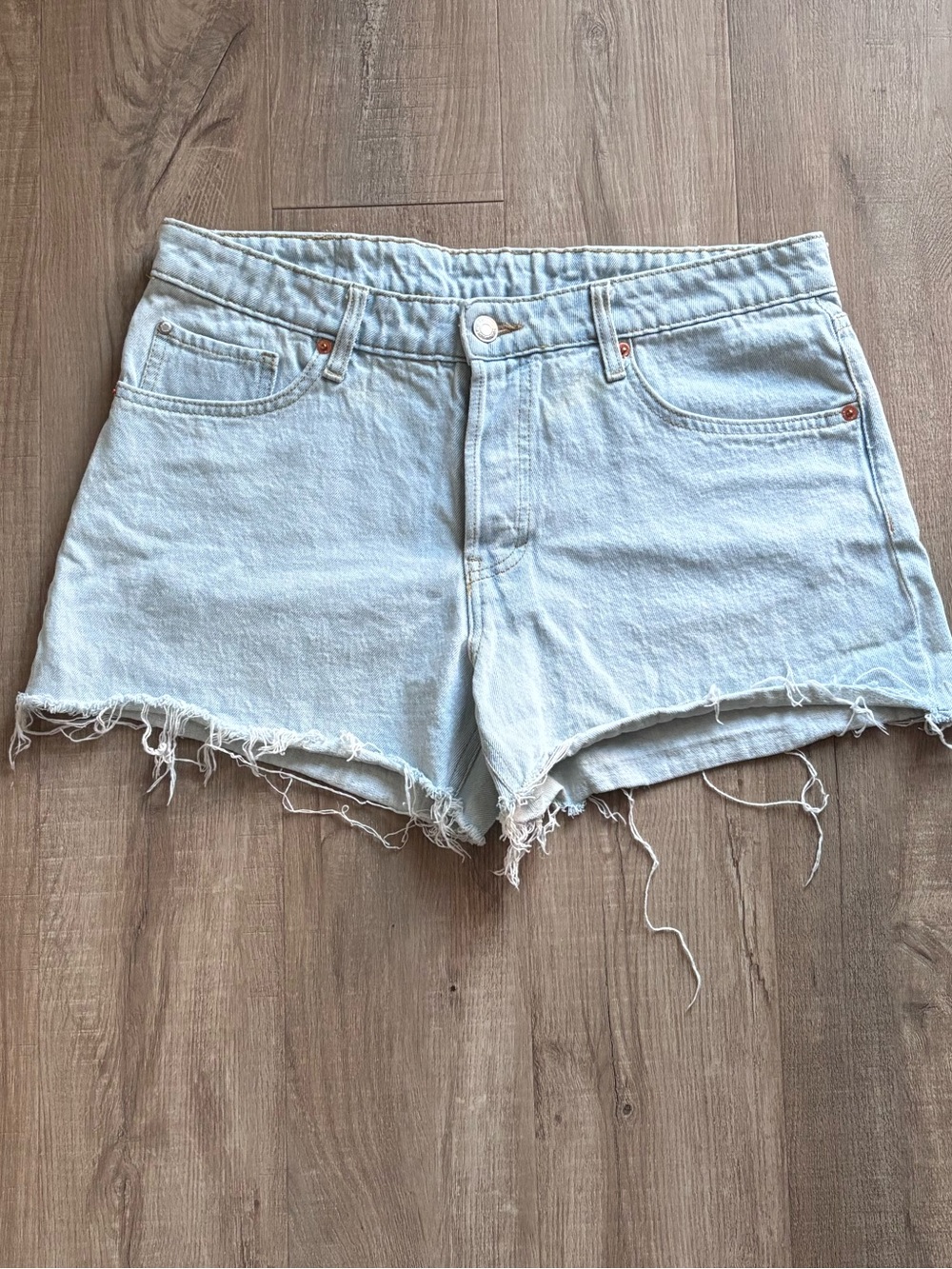 Free W/ Purchase - H&M 90’s Boyfriend Low Waist Raw Hem Jean Shorts